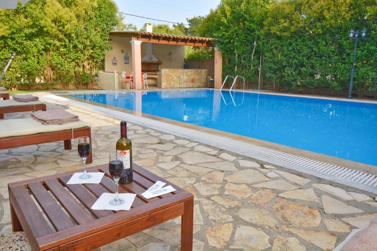 Cha Nanakas Village Aparthotel 3*