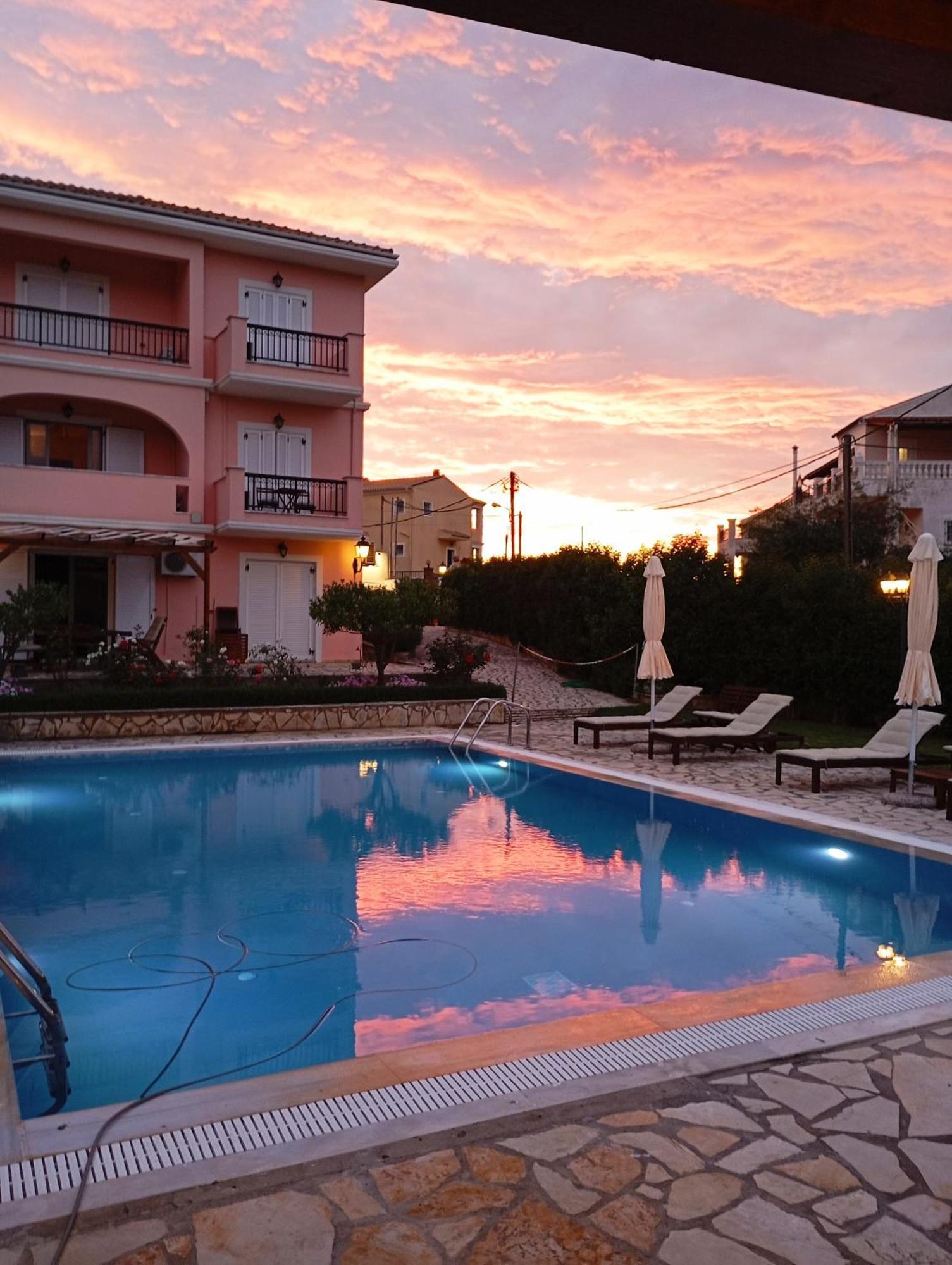Cha Nanakas Village Aparthotel 3*